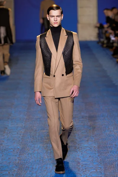 Look 18